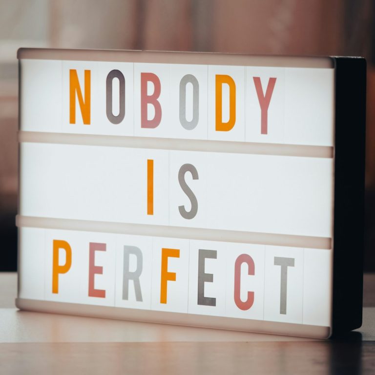 Une thérapie est un espace sûr où tu peux avancer à ton rythme, poser tes difficultés et découvrir des solutions qui fonctionnent pour toi